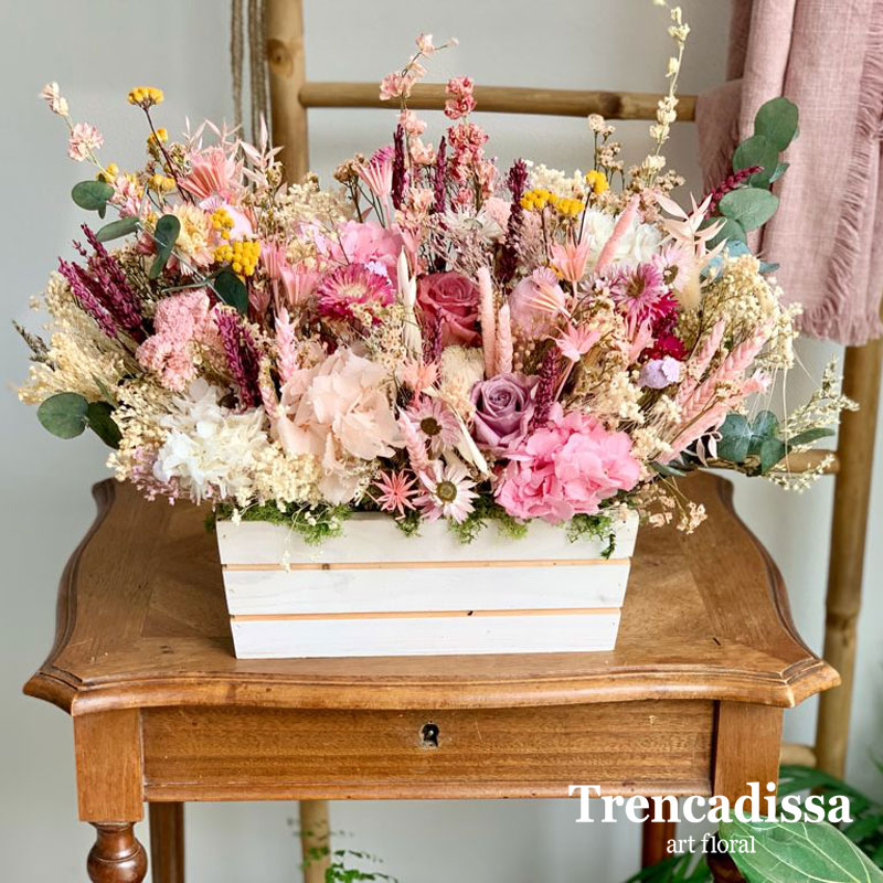 Caja de madera con flores secas y preservadas en tonos rosados