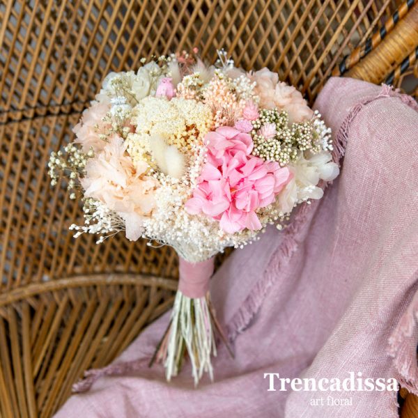 Ramo de novia con flor seca y preservada en tonos rosa, beig y blancos