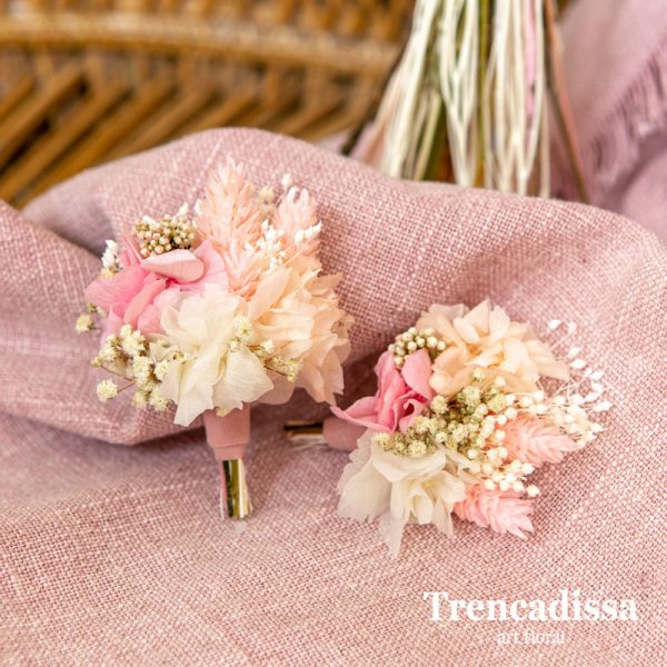 Prendidos para boda en tonos rosa, beig y blanco