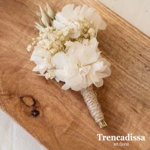 Prendido para bodas con hortensia y flor seca y preservada blanca