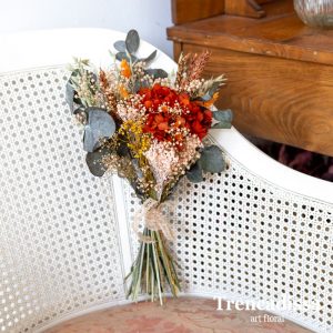 Ramo decorativo con flor seca y preservada en tonos teja