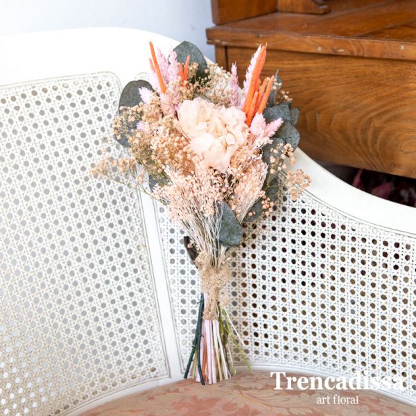 Ramo decorativo con flor seca y preservada en tonos rosa