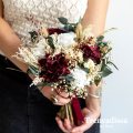 Ramo de novia preservado en tonos blanco y burdeos