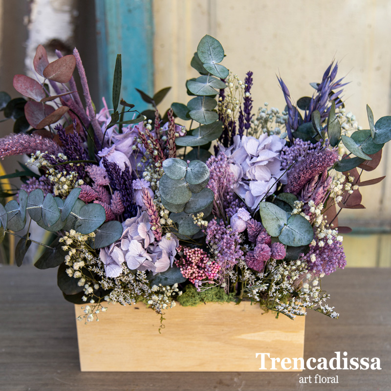 Caja de madera con flor seca y preservada en tonos lilas
