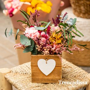 Caja cuadrada de madera con corazón decorada con flor seca y preservada venta online