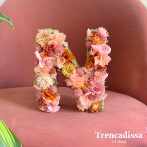 Letra decorada con flor seca y preservada en tonos rosa
