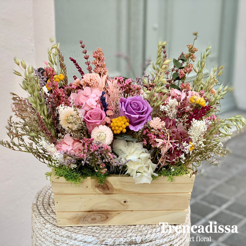Caja de madera con rosa lila y flor seca y preservada