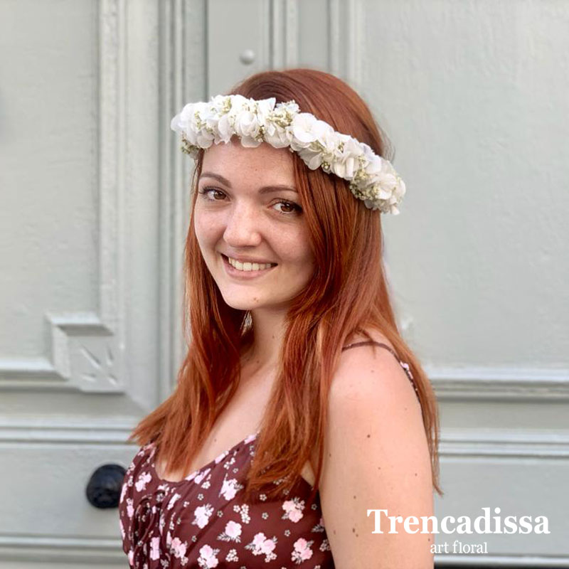 Corona preservada en tonos blancos venta online desde floristería de Badalona
