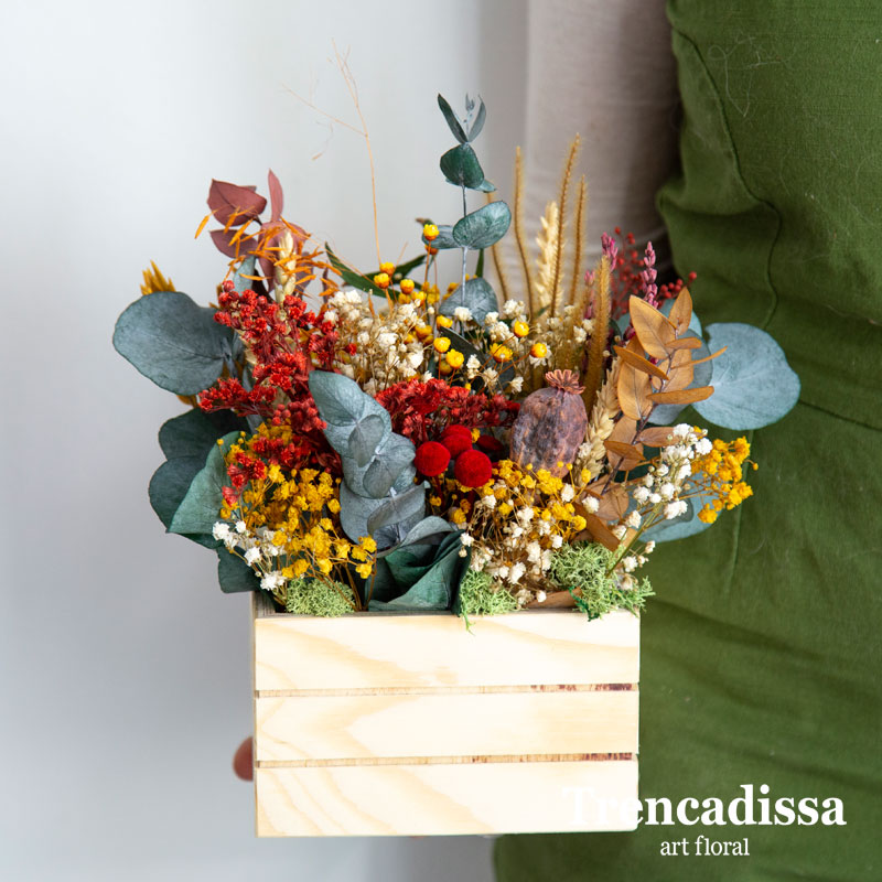 Caja de madera cuadrada con flores secas y preservadas