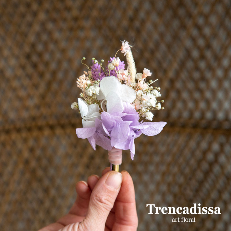 prendiod floral de boda en blanco y lila