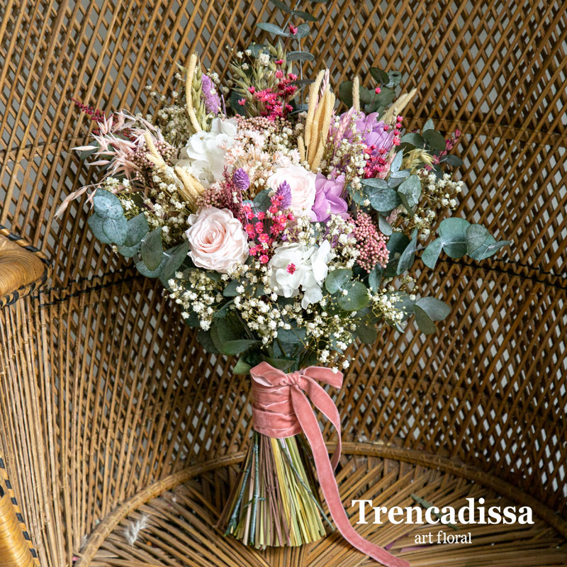 Ramo de novia estilo silvestre con el toque romántico que proporciona las rosas y la hortensia, en tonos blancos, rosas y lilas.