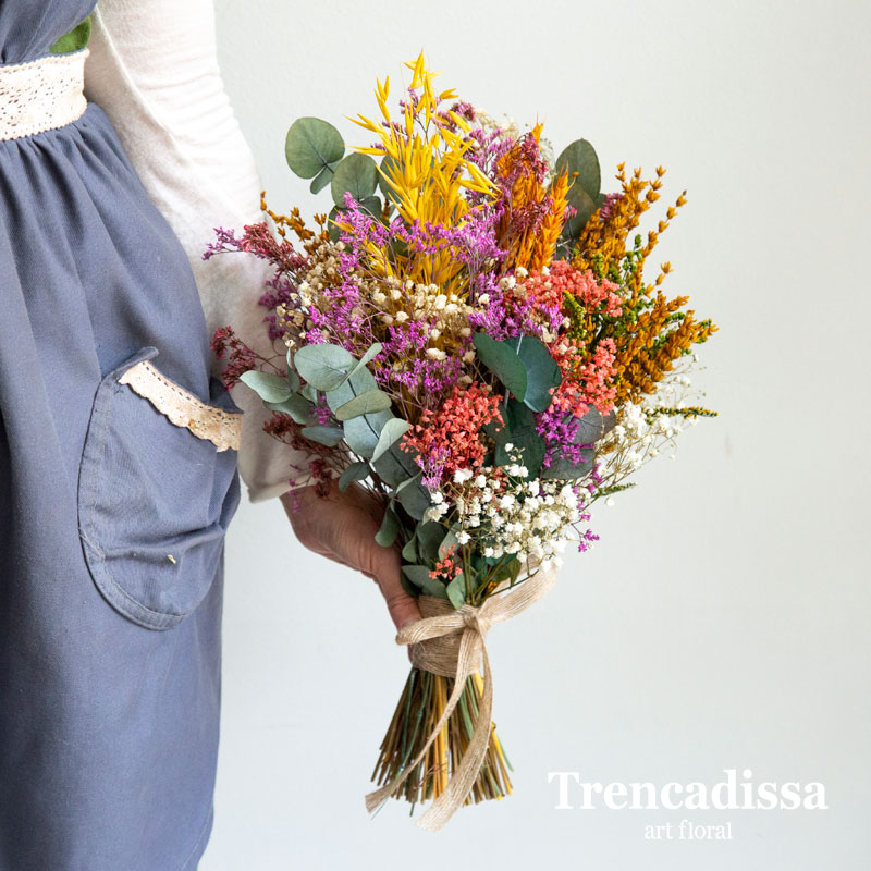 Ramo de novia estilo silvestre, en tonos ocres, lilas, rosas y blancos, ideal para novias informales.