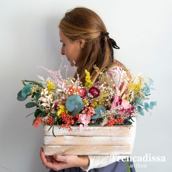 Caja de madera con flores secas y preservadas