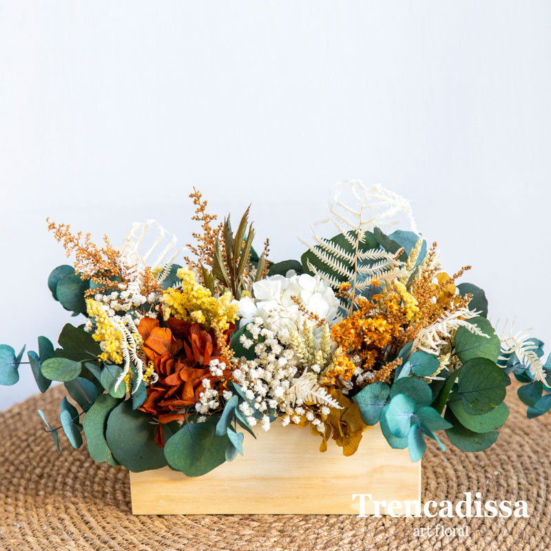 Caja de madera con flor seca y preservada en tonos ocres, venta online.