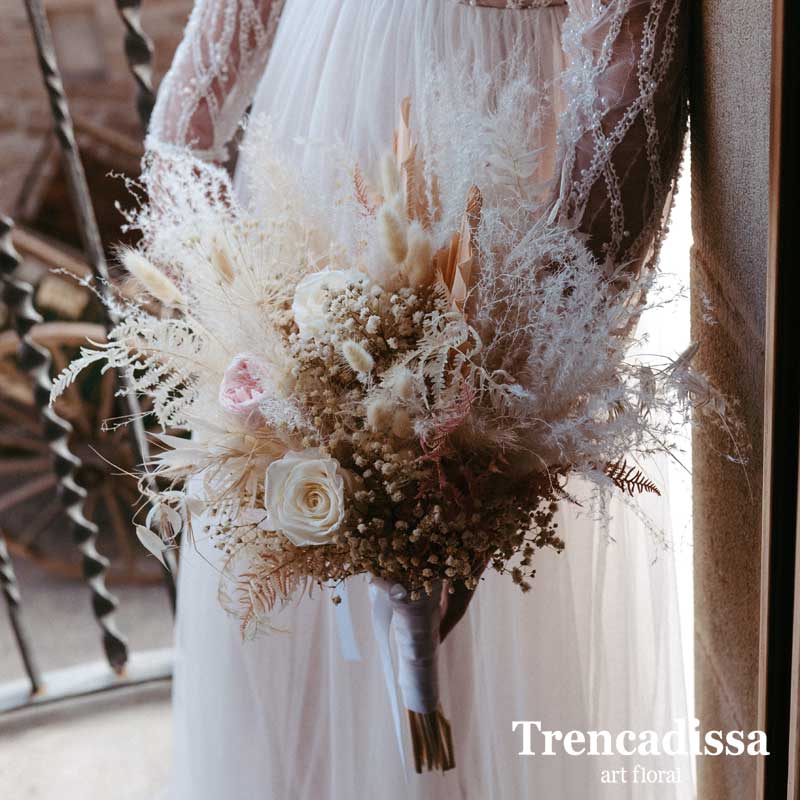 Ramo de novia de estilo boho, en forma de abanico, muy desenfadado en tonos beig y rosa empolvado. Empuñadura de tercipelo blanco.