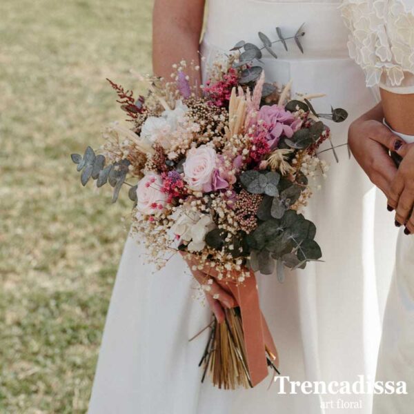 Ramo de estilo silvestre y con movimiento, realizado en tonos rosas, lilas y blancos. Empuñadura de terciopelo rosa empolvado.