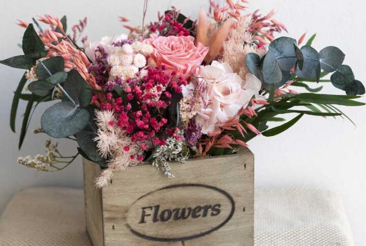 Caja de madera cuadrada estilo vontage con flor seca y preservada