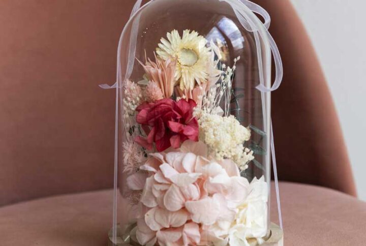 Cúpula de cristal con flor seca y preservada
