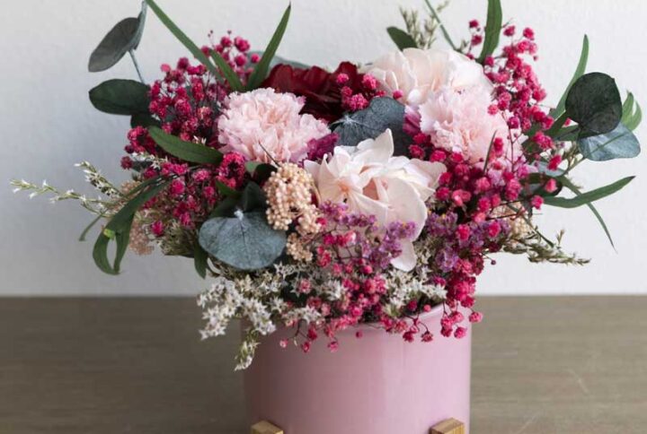 Recipienta cerámica rosa flores secas y preservadas