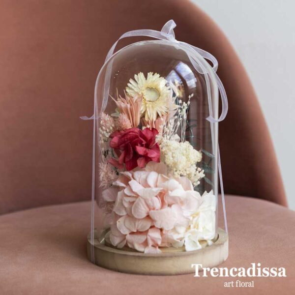 Cúpula de cristal con flor seca y preservada