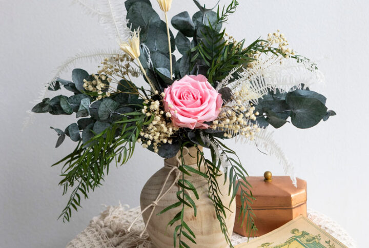 Jarrón de madera con flor seca y preservada