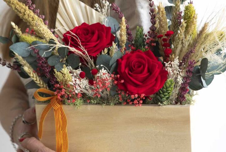 Caja de madera decorada con dos rosas extras presrrvadas y eucaliptp preservado y flores secas.