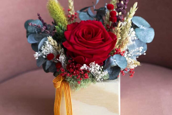 Caja de madrera decorada con rosa preservada extra, eucaliptp preservado y flor seca