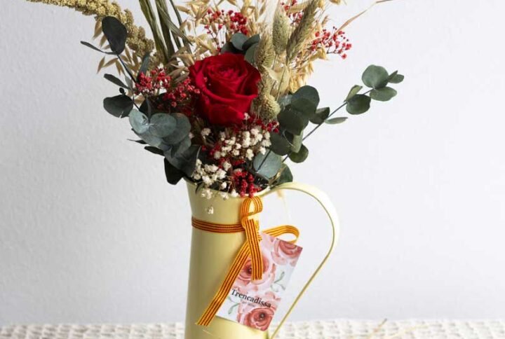 Recipiente de metal decorado con rosa preservada, eucaluptp preservado y flor seca: