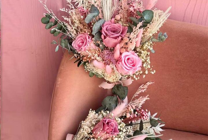 Ramo de novia en forma de garba preservado con rosas