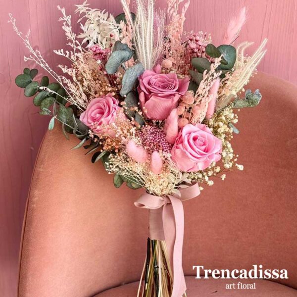 Ramo de novia en forma de garba preservado con rosas