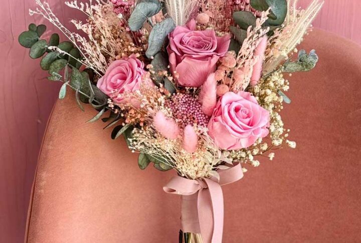 Ramo de novia en forma de garba preservado con rosas