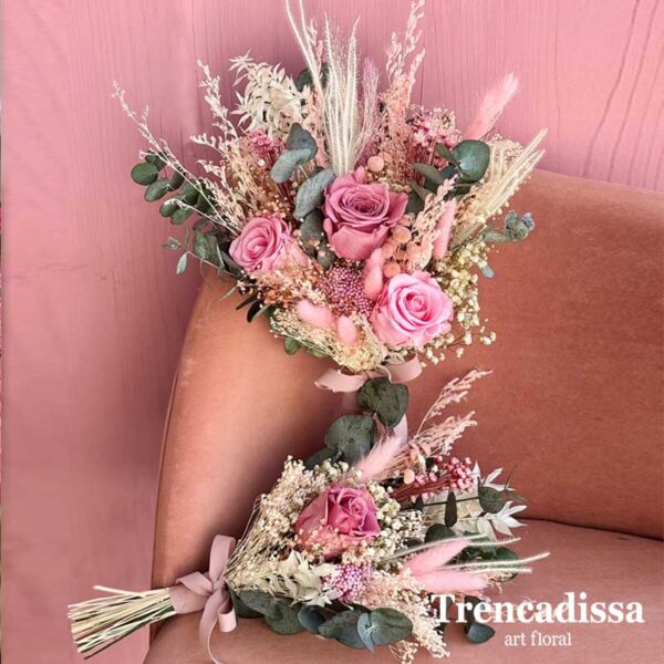 Ramo de novia en forma de garba preservado con rosas