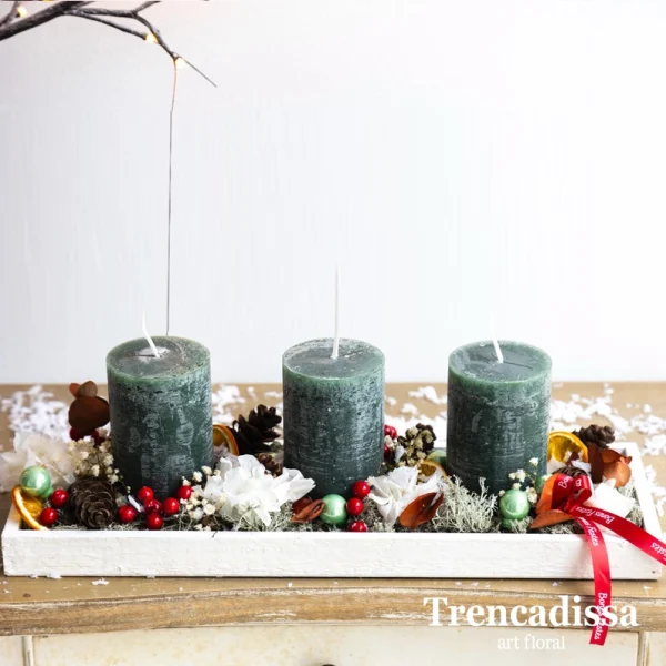Centro navideño tonos verdes con tres velas