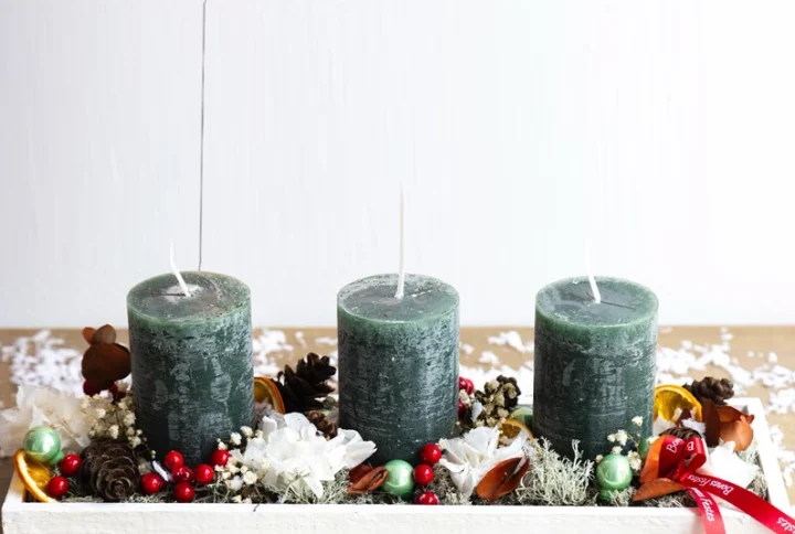 Centro navideño tonos verdes con tres velas
