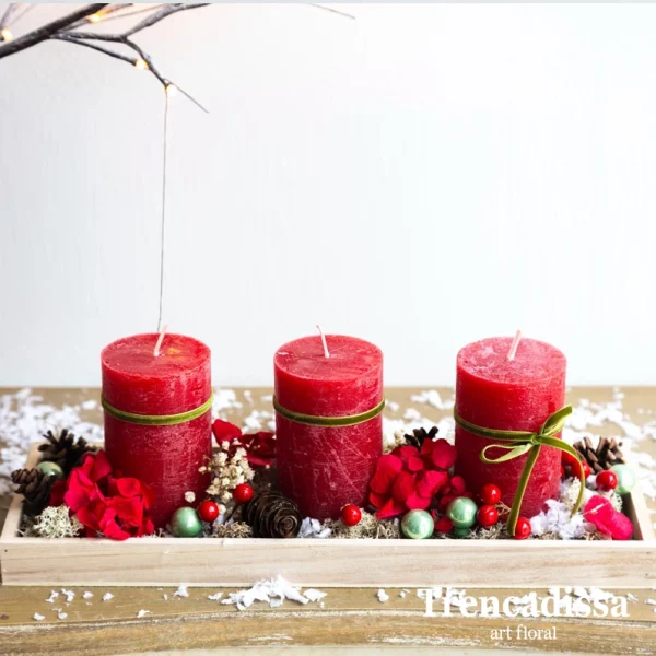 Centro navideño tonos rojos con tres velas