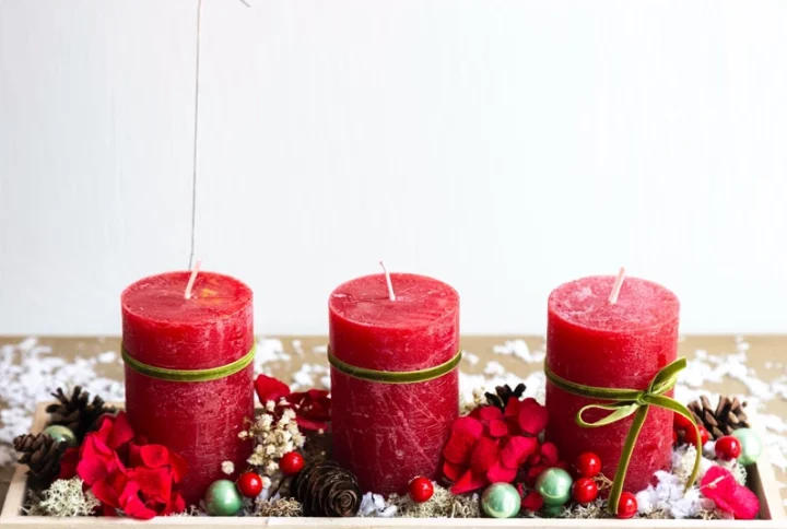 Centro navideño tonos rojos con tres velas