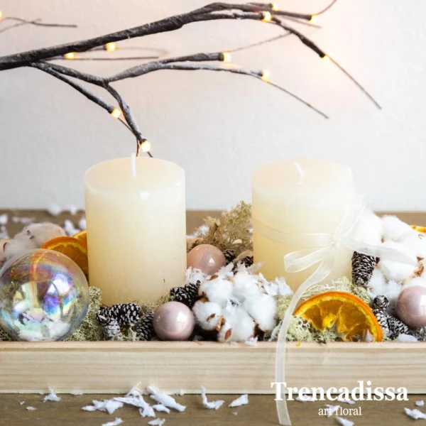Centro navideño tonos blancos con tres velas