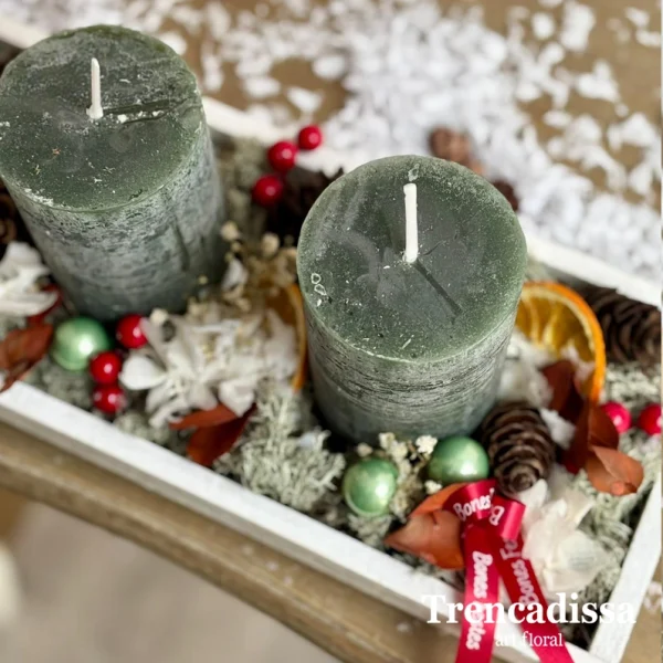 Centro navideño tonos verdes con tres velas