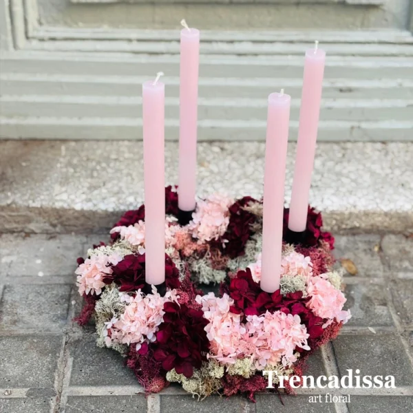 Corona de adviento con hortensia y musgo preservados.