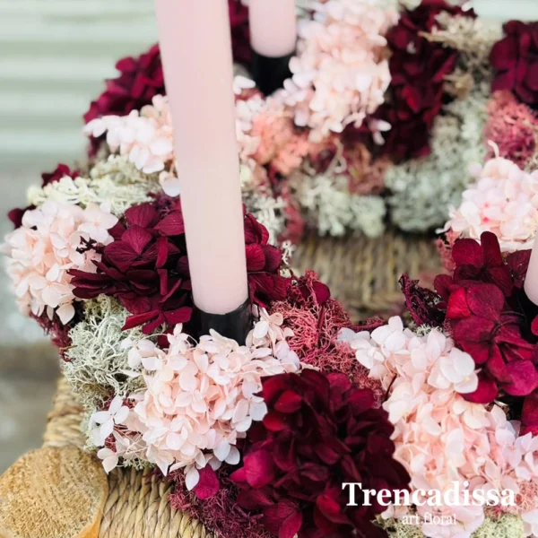 Corona de adviento con hortensia y musgo preservados.