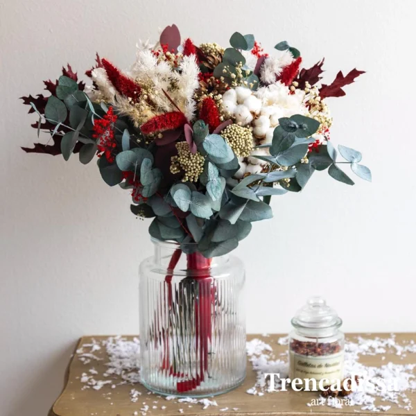 Ramo totalmente realizado con flores preservadas en tonos rojos y blancos con motivos navideños Eucalipto preservado Hortensio blanca preservada Roble americano preservado Helecho blanca preservada Ruscus blanco preservado Gypsophila blanca preservada Flor de arroz blanca preservada Pampa preservada Eucalipto rojo preservado Lagurus rojo preservado Flor de algodón