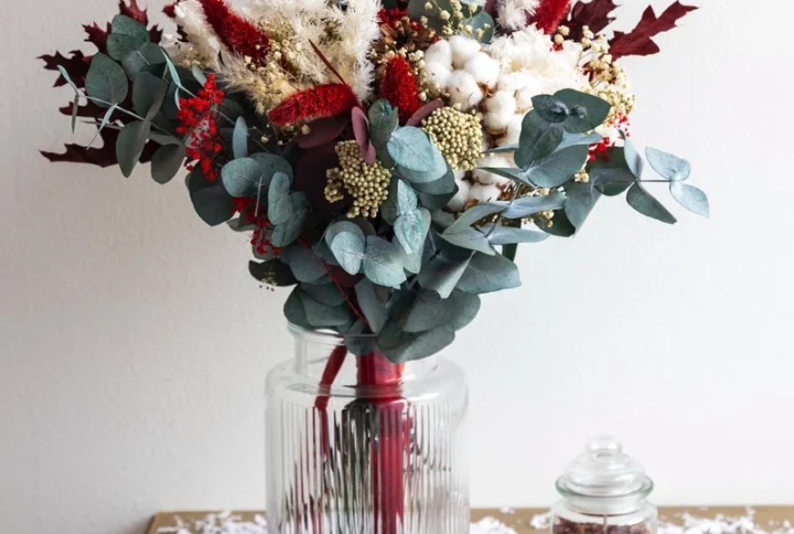 Ramo totalmente realizado con flores preservadas en tonos rojos y blancos con motivos navideños Eucalipto preservado Hortensio blanca preservada Roble americano preservado Helecho blanca preservada Ruscus blanco preservado Gypsophila blanca preservada Flor de arroz blanca preservada Pampa preservada Eucalipto rojo preservado Lagurus rojo preservado Flor de algodón