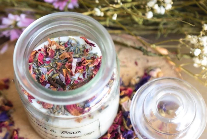 La cera de soja es 100% vegetal, sostenible y limpia: una alternativa ecológica frente a la parafina. Para disfrutar mejor tu vela: Deja que la superficie se derrita por completo para un consumo uniforme. No la mantengas encendida más de 4 horas seguidas. Recorta la mecha antes de cada uso para una llama perfecta. Apágala con tapa o apagavelas, nunca soplando. Evita calor extremo y corrientes de aire. No la dejes sin supervisión y mantenla fuera del alcance de niños y mascotas. Antes de usarla, revisa la etiqueta de seguridad en la base del envase.