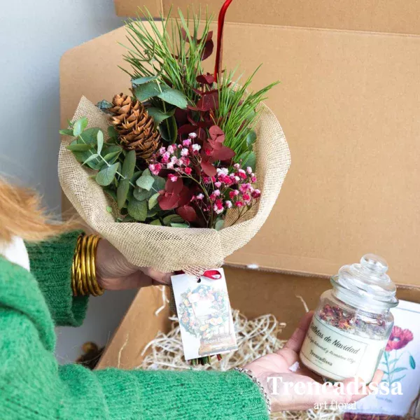 Caja navideña con Ramillete de navidad con eucalipto cinerea, pino, eucalipto rojo, gypsophila roja, piña