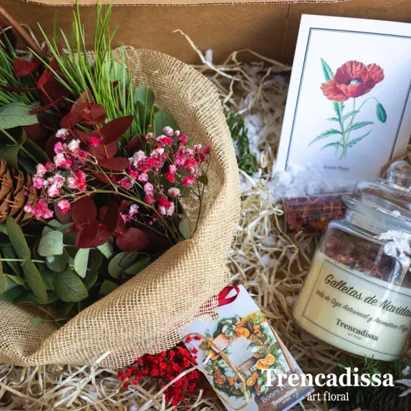 Caja navideña con Ramillete de navidad con eucalipto cinerea, pino, eucalipto rojo, gypsophila roja, piña