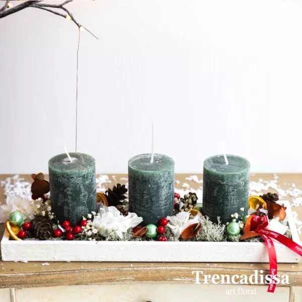 Centro navideño tonos verdes con tres velas
