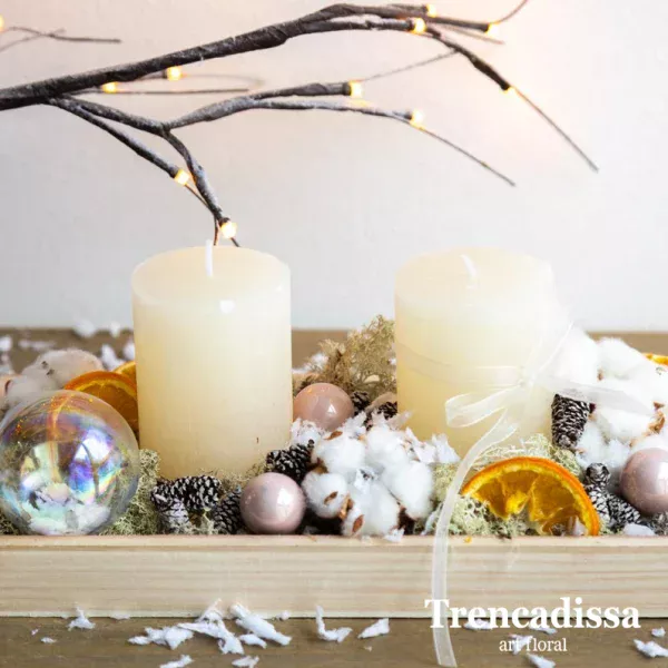 Centro navideño tonos blancos con tres velas
