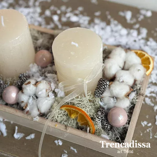 Centro navideño tonos blancos con tres velas