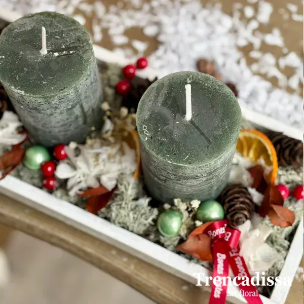 Centro navideño tonos verdes con tres velas