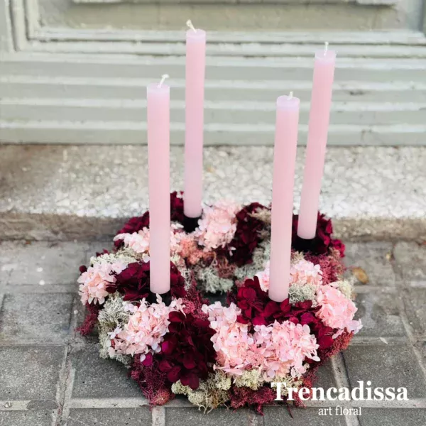Corona de adviento con hortensia y musgo preservados.